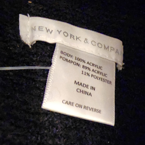 New York & Company Pom Pom Beanie & Gloves Gift Set NWT - Picture 3 of 6